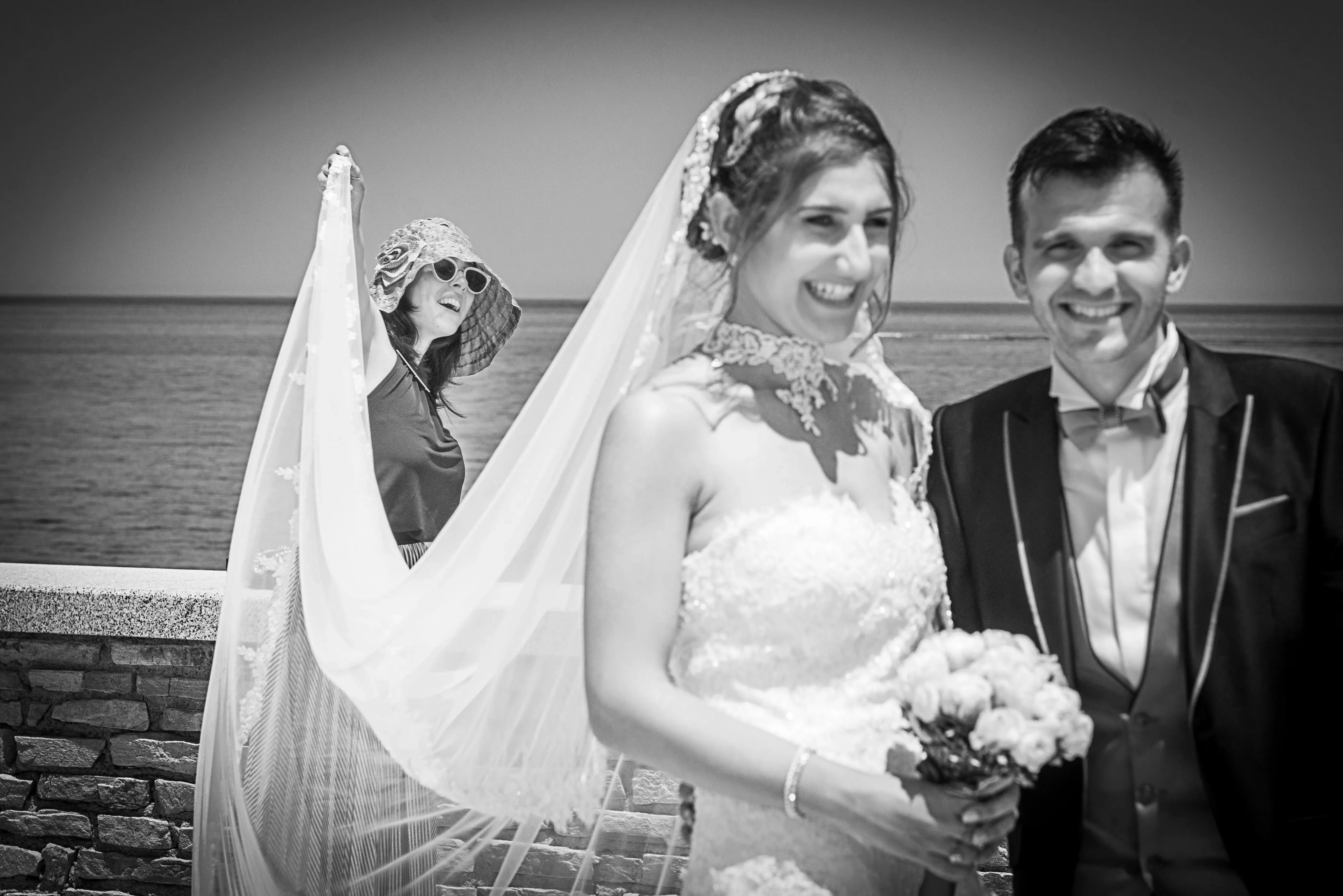 Reportage di matrimonio: momento di festa in luce naturale