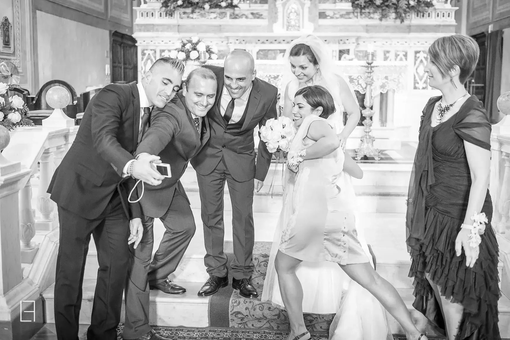 Momento spontaneo in chiesa durante un matrimonio
